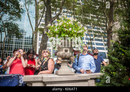 New York, Stati Uniti d'America. 21 Ago, 2017. Migliaia di curiosi si radunano in Bryant Park per guardare la parziale eclissi solare che si verificano in New York lunedì, agosto 21, 2017. New York City non è nel percorso della totalità con la luna che copre soltanto la quasi 72 percento del sole durante le 2:44PM picco. ( © Richard B. Levine) Credito: Richard Levine/Alamy Live News Foto Stock