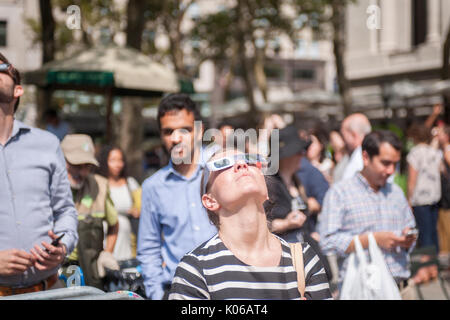 New York, Stati Uniti d'America. 21 Ago, 2017. Migliaia di curiosi si radunano in Bryant Park per guardare la parziale eclissi solare che si verificano in New York lunedì, agosto 21, 2017. New York City non è nel percorso della totalità con la luna che copre soltanto la quasi 72 percento del sole durante le 2:44PM picco. ( © Richard B. Levine) Credito: Richard Levine/Alamy Live News Foto Stock