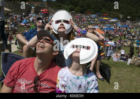 Woodstock, GA, Stati Uniti d'America. 21 Ago, 2017. La Folla di centinaia di raccogliere in North Georgia centro città per un 'Solar Eclipse Party' Credit: Robin Rayne Nelson/ZUMA filo/Alamy Live News Foto Stock