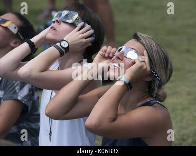 Woodstock, GA, Stati Uniti d'America. 21 Ago, 2017. La Folla di centinaia di raccogliere in North Georgia centro città per un 'Solar Eclipse Party' Credit: Robin Rayne Nelson/ZUMA filo/Alamy Live News Foto Stock