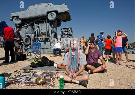 Alliance, Nebraska. 21 Ago, 2017. Conner Christensen, da Kansas City, assume all'inizio dell'eclipse a Carhenge, vicino Alliance, Nebraska. Credito: Chuck Bigger/Alamy Live News Foto Stock