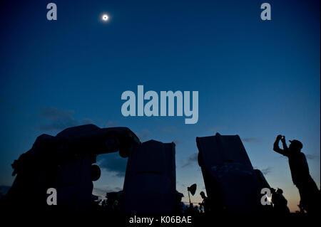 Alliance, Nebraska. 21 Ago, 2017. Il Carhenge scultura sotto l'eclisse solare totale nei pressi di alleanza, Nebraska. Credito: Chuck Bigger/Alamy Live News Foto Stock