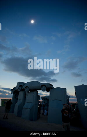 Alliance, Nebraska. 21 Ago, 2017. Carhenge sotto l'eclisse totale vicino Allaince, Nebraska. Credito: Chuck Bigger/Alamy Live News Foto Stock