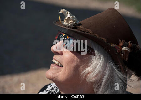 Alliance, Nebraska. 21 Ago, 2017. Sporting un topo muschiato teschio sul suo hat eclipse watcher Barbara McKee, da Louisville, Colorado prende nelle prime fasi di eclipse in Carhenge, vicino Alliance, Nebraska. Credito: Chuck Bigger/Alamy Live News Foto Stock