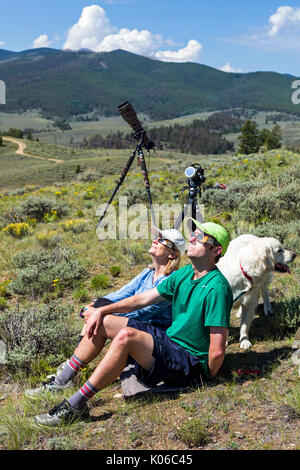 San Luis Valle Centrale, Colorado, Stati Uniti d'America. 21 Ago, 2017. Le persone che visualizzano il mezzogiorno eclissi solare; la luna tra la terra e il sole, San Luis Valle Centrale, Colorado, Stati Uniti d'America Credito: H. Mark Weidman Fotografia/Alamy Live News Foto Stock