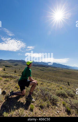 San Luis Valle Centrale, Colorado, Stati Uniti d'America. 21 Ago, 2017. Le persone che visualizzano il mezzogiorno eclissi solare; la luna tra la terra e il sole, San Luis Valle Centrale, Colorado, Stati Uniti d'America Credito: H. Mark Weidman Fotografia/Alamy Live News Foto Stock