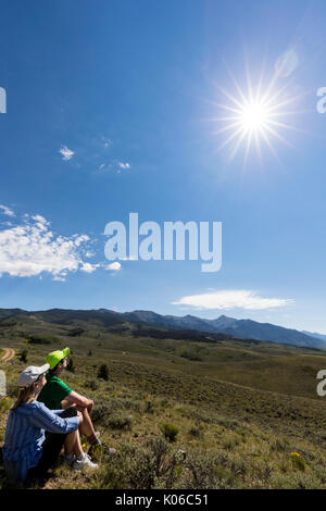 San Luis Valle Centrale, Colorado, Stati Uniti d'America. 21 Ago, 2017. Le persone che visualizzano il mezzogiorno eclissi solare; la luna tra la terra e il sole, San Luis Valle Centrale, Colorado, Stati Uniti d'America Credito: H. Mark Weidman Fotografia/Alamy Live News Foto Stock