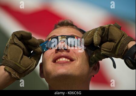 Fort Mc Coy, Stati Uniti d'America. 21 Ago, 2017. Un U.S. Air Force airman prende una pausa dall'esercizio Patriot Warrior per visualizzare l'eclisse solare totale a giovani Air Assault striscia Agosto 21, 2017 a Fort McCoy, Wisconsin. L'eclisse totale spazzato attraverso una porzione ristretta di contigui Stati Uniti da Oregon a Carolina del Sud e una parziale eclissi solare era visibile in tutto il nord del continente americano insieme con alcune parti del Sud America, Africa ed Europa. Credito: Planetpix/Alamy Live News Foto Stock