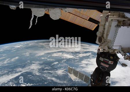 L ombra della luna o umbra viene colata attraverso gli Stati Uniti visto da a bordo della Stazione Spaziale Internazionale Agosto 21, 2017 in orbita intorno alla terra. La stazione spaziale attraversato il percorso di eclipse per tre volte come orbitavano sopra negli Stati Uniti continentali ad una altitudine di 250 miglia. L'eclisse totale spazzato attraverso una porzione ristretta di contigui Stati Uniti da Oregon a Carolina del Sud e una parziale eclissi solare era visibile in tutto il nord del continente americano insieme con alcune parti del Sud America, Africa ed Europa. Foto Stock