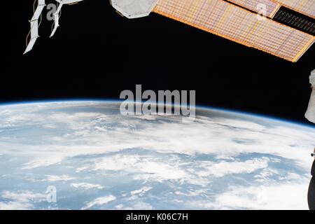 L ombra della luna o umbra viene colata attraverso gli Stati Uniti visto da a bordo della Stazione Spaziale Internazionale Agosto 21, 2017 in orbita intorno alla terra. La stazione spaziale attraversato il percorso di eclipse per tre volte come orbitavano sopra negli Stati Uniti continentali ad una altitudine di 250 miglia. L'eclisse totale spazzato attraverso una porzione ristretta di contigui Stati Uniti da Oregon a Carolina del Sud e una parziale eclissi solare era visibile in tutto il nord del continente americano insieme con alcune parti del Sud America, Africa ed Europa. Foto Stock