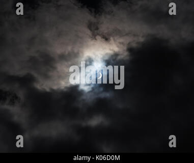 Albuquerque, Nuovo Messico, USA, 21 Agosto, 2017, eclissi solare con la luna di oscurare il sole con le nuvole che agisce come un filtro naturale, Neala McCarten/Alamy Live News Foto Stock
