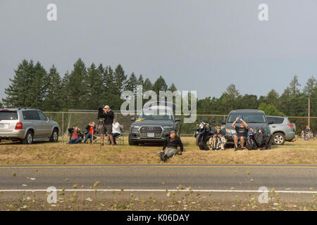 Linn County Oregon Stato USA, Agosto 21, 2017: Oregonians che hanno parcheggiato la loro auto in un sacco che si affaccia su strada rurale vicino alla città di acqua dolce sono inondate di luce eery guardano intensamente con i telescopi & eclipse bicchieri poco prima della totalità Credito: Dorothy Alexander/Alamy Live News Foto Stock