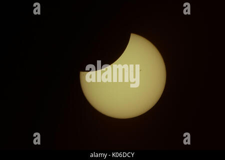 Città del Messico. 21 Ago, 2017. L'eclissi solare: parte del sole viene coperto dalla luna creando una eclissi parziale. Credito: SOPA Immagini limitata/Alamy Live News Foto Stock