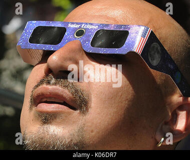 Greenville, Stati Uniti. 21 Ago, 2017. 21 Agosto 2017- Greenville, South Carolina, Stati Uniti - Un uomo guarda skyward protettivo indossando occhiali di eclipse per visualizzare l'eclisse solare totale il 21 agosto 2017 a Falls Park di Greenville nella Carolina del Sud, una delle città lungo il percorso della totalità. Credito: Paul Hennessy/Alamy Live News Foto Stock