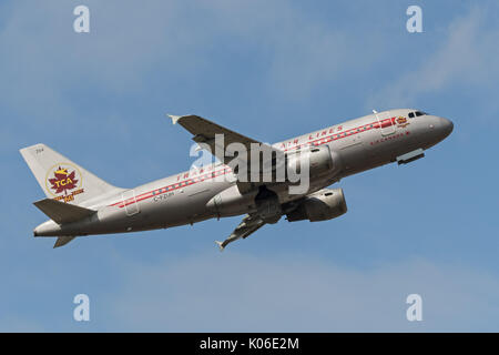 Richmond, British Columbia, Canada. 18 Agosto, 2017. Un Air Canada Airbus A319 (C-FZUH), dipinta in speciali Trans-Canada Airlines (TCA) livrea rétro, decolla dall'Aeroporto Internazionale di Vancouver. Credito: Bayne Stanley/ZUMA filo/Alamy Live News Foto Stock