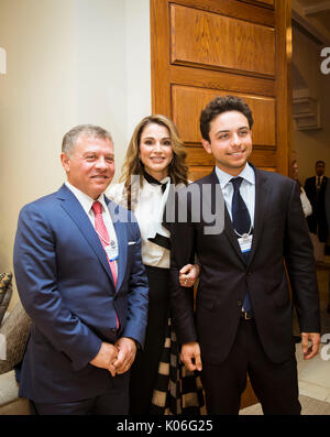 Le Loro Maestà il Re Abdullah II e la Regina Rania e Sua Altezza Reale il Principe ereditario Al Hussein al Forum Economico Mondiale Mar Morto, il 20 maggio 2017 Foto: Albert Nieboer / Paesi Bassi / point de vue fuori - nessun filo SERVICE - foto: Albert Nieboer/RoyalPress/dpa Foto Stock