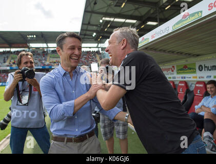 Freiburg, Deutschland. 20 agosto 2017. Trainer Niko KOVAC l. (F) mit Trainer STREICH Cristiana (FR), Begruessung, gute Laune, lachend, Fussball 1. Bundesliga, 1. Spieltag, SC Friburgo (FR) - Eintracht Francoforte (F), am 20.08.2017 in Freiburg/ Deutschland. | Verwendung weltweit Credito: dpa/Alamy Live News Foto Stock