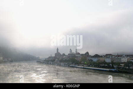 Dpatop - nebbia sorge dal Danubio in Passau, Germania, 22 agosto 2017. Sulla sinistra si trova la chiesa di San Paolo accanto alla Cattedrale di Santo Stefano. Foto: Matthias esitano di fronte/dpa Foto Stock