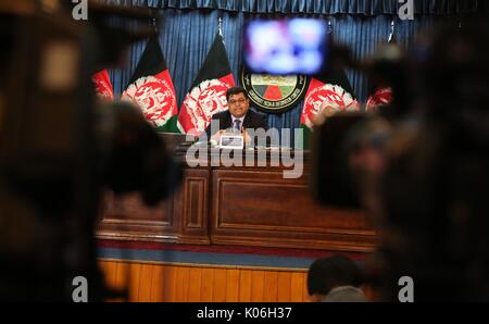 A Kabul, Afghanistan. Il 22 agosto, 2017. Afghanistan Palazzo Presidenziale portavoce Shah Hussain Murtazawi parla durante una conferenza stampa tenutasi a Kabul, Afghanistan, 22 Agosto, 2017. Shah Hussain Murtazawi detto che l'Afghanistan come un partner strategico degli Stati Uniti approva la nuova strategia e sostiene la cooperazione regionale nella guerra al terrore. Credito: Rahmat Alizadah/Xinhua/Alamy Live News Foto Stock