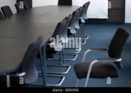 Tavolo da conferenza in un vuoto di sala riunioni Foto Stock