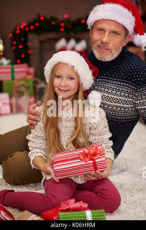 Padre abbracciando il suo incantevole piccola figlia Foto Stock