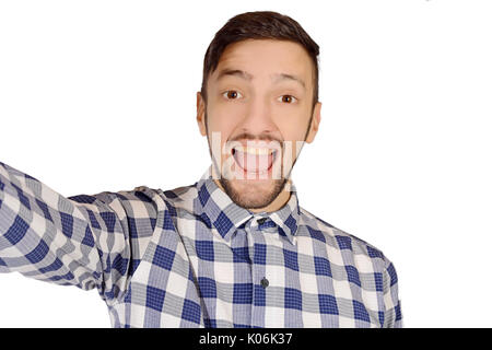 Ritratto di un giovane uomo bello prendere un selfie. Isolato sullo sfondo bianco. Foto Stock