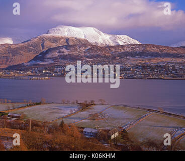 Vista invernale verso Fort William e Ben Nevis come visto dalla sponda occidentale del Loch Linnhe, Lochaber Foto Stock