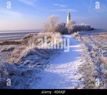 Winter Wonderland a Hale faro sulla riva del fiume Mersey, vicino al villaggio di Hale, Cheshire Foto Stock