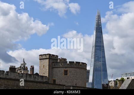 Londra: Torre di Londra e la Shard Foto Stock
