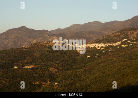 Villaggio montano di Sellia sulla costa sud di Creta nella luce del mattino. Das Bergdorf Sellia an der Südküste Kretas im Morgenlicht. Foto Stock