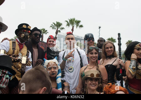 Black Eyed Peas poising con ventole e cosplayers al di fuori del fumetto con il venerdì 21 luglio 2017. Dotato di: will.i.am, tabù dove: San Diego, California, Stati Uniti quando: 21 lug 2017 Credit: Tony Forte/WENN Foto Stock