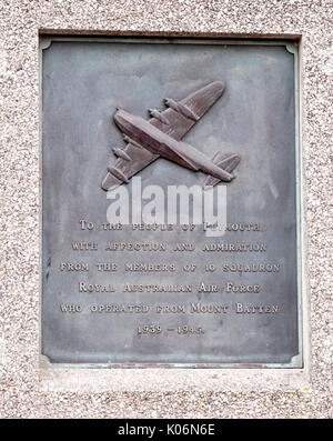 Una lapide commemorativa per il popolo di Plymouth da 10 squadron Royal Australian Air Force che stazionavano a Mount Batten 1939 -19445 Foto Stock