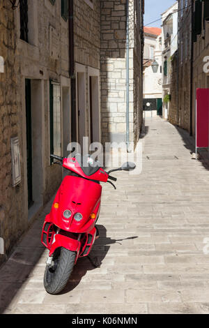 Attrazioni della Croazia. Strade di Isola di Hvar con monumenti antichi . Paradiso croato. Foto Stock