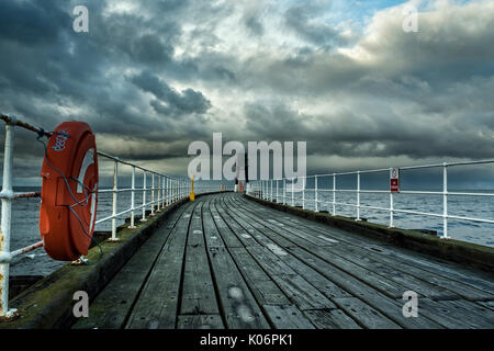 Molo Ovest a Whitby nel tardo pomeriggio in una giornata grigia, Novembre, North Yorkshire Foto Stock