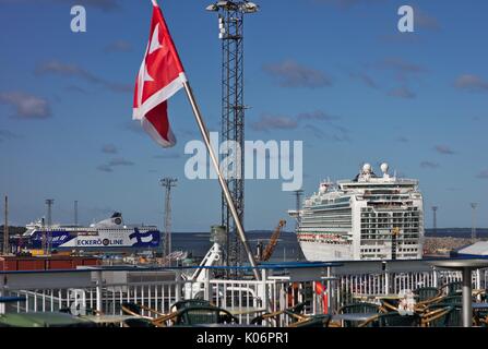 Croce Maltese bianca su sfondo rosso bandiera, su una nave da crociera, Finlandia Foto Stock