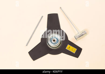 Coperchio di protezione sul nuovo rifinitore di erbaccia, tosaerba, decespugliatori, closeup, isolati su sfondo bianco, percorso di clipping incluso Foto Stock