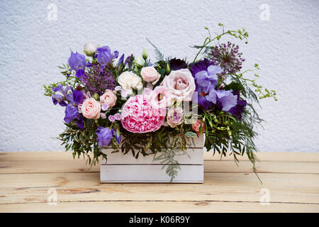 Bella gara bouquet di peonie in cassetta di legno sul tavolo rustico. Foto Stock