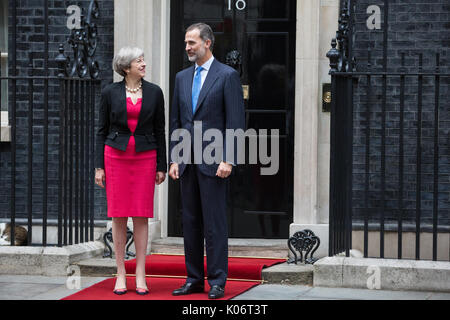 Londra, Regno Unito. 13 Luglio, 2017. Il primo ministro Theresa Maggio accoglie re Felipe VI di Spagna al 10 di Downing Street. Foto Stock