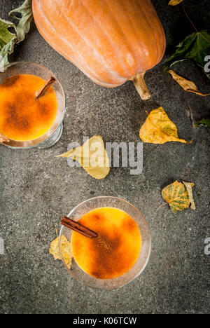 In autunno e in inverno le bevande. Rendimento di grazie e di cocktail Halloween. Torta di zucca margarita con bastoncino di cannella, sulla pietra nera tabella. Casa accogliente, con l'autunno Foto Stock