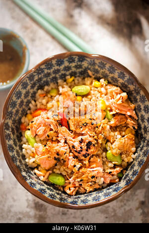 Salmone, edamame, marrone farina di riso pot giapponesi con salsa di sesamo Foto Stock