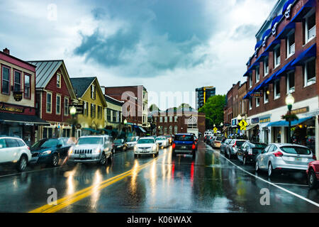 Camden, Stati Uniti d'America - 9 Giugno 2017: Downtown piccolo villaggio nel Maine durante la pioggia con i negozi sulla strada principale Foto Stock