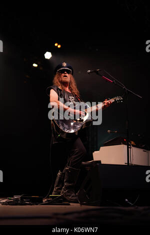 Julian Cope performing live sul lontano fuori fase al 2017 Green Man festival in Glanusk Park, Brecon Beacons, Galles. Foto Data: domenica 20 agosto, Foto Stock