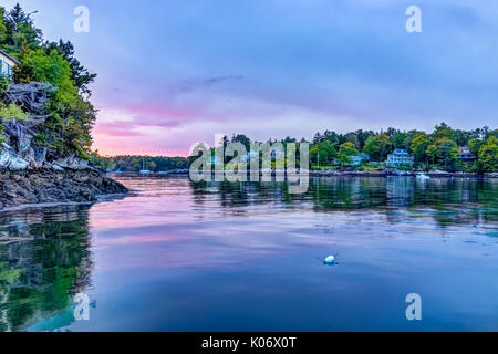 Tramonto in serata a Boothbay Harbor nel piccolo villaggio nel Maine con costa rocciosa e case Foto Stock