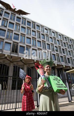 Londra, Regno Unito. 11 Agosto, 2017. Gli attivisti da arrestare la coalizione bellica e la campagna per il disarmo nucleare (CND), uno dei quali mascherati come Donald Tr Foto Stock