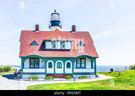 Cape elizabeth, Stati Uniti d'America - 10 Giugno 2017: Portland Head Lighthouse e edificio del museo di Fort Williams Park nel Maine durante il giorno di estate Foto Stock