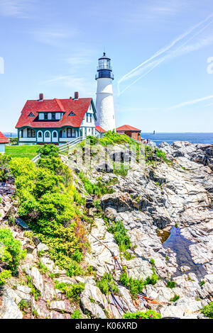 Cape elizabeth, Stati Uniti d'America - 10 Giugno 2017: Portland Head Lighthouse e edificio del museo di Fort Williams Park nel Maine durante la giornata estiva con cliff Foto Stock