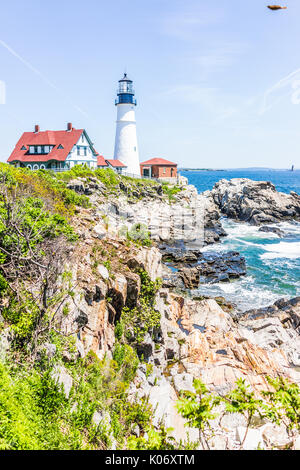 Cape elizabeth, Stati Uniti d'America - 10 Giugno 2017: Portland Head Lighthouse e edificio del museo di Fort Williams Park nel Maine durante la giornata estiva con cliff Foto Stock