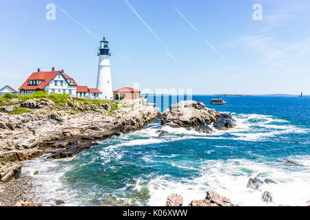 Cape elizabeth, Stati Uniti d'America - 10 Giugno 2017: Portland Head Lighthouse e edificio del museo di Fort Williams Park nel Maine durante la giornata estiva con cliff e ocea Foto Stock