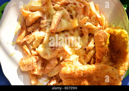 Cheesy patatine fritte e martoriato di pesce Foto Stock