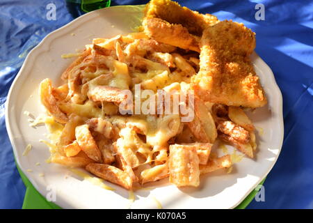 Cheesy patatine fritte e martoriato di pesce Foto Stock